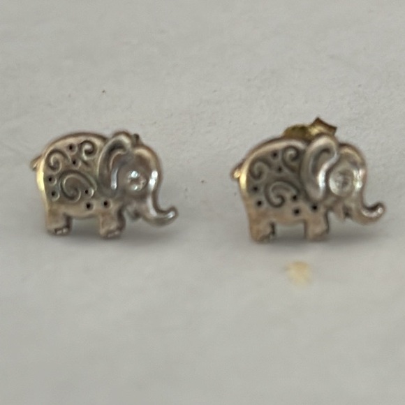 Cute elephant stud earrings - Picture 4 of 11